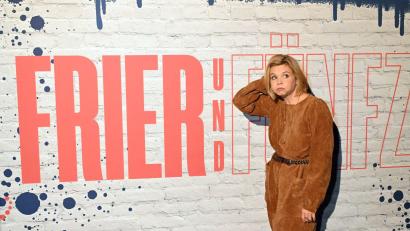 Bild: Felix Hörhager/dpa
Annette Frier steckt in ihrer neuen Serie in den Wechseljahren.