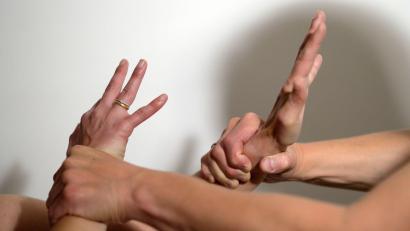 Bild: Maurizio Gambarini/dpa
Weltweit ist fast jede dritte Frau betroffen. (Symbolbild)