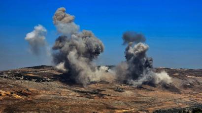 Bild: Stringer/dpa
Israel wirft der Hisbollah eine Wiederaufrüstung vor und greift deshalb nahezu täglich Ziele im Nachbarland Libanon an. (Archivbild)