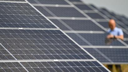 Symbolbild: Patrick Pleul/dpa
Wie in Trabitz die Kommunale Wärmeplanung vorangetrieben werden soll war Thema im Gemeinderat. Demnächst sollen auch alle Potenziale erneuerbarer Energien ermittelt werden, dazu gehört auch die mögliche Nutzung von Solar- oder Geothermie.