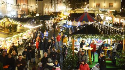 Archivbild: Gabi Schönberger
Bald stehen in Weidener Altstadt wieder weihnachtlich geschmückte Stände: Der Christkindlmarkt findet dieses Jahr von 27. November bis 23. Dezember statt.