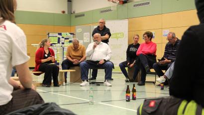 Bild: mni
Jugendliche konnten sich in der Ammerthaler Turnhalle mit Gemeinderat und Bürgermeister austauschen.