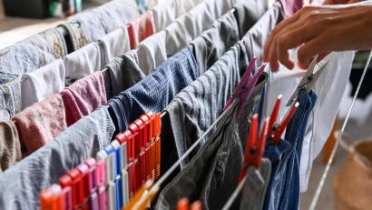 Symbolbild: Jens Kalaene/dpa
Im Winter gehört der Wäscheständer in Lisa Sebalds Wohnung zur Inneneinrichtung: Sobald die Wäsche trocken ist, folgt schon die nächste.