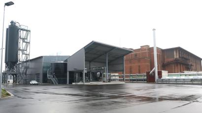 Bild: Hirsch
Neben der Klärschlamm-Trocknungsanlage in Schwandorf (links) plant das neu gegründete "gemeinsame Kommunalunternehmen" (gKU) den Bau einer Klärschlamm-Monoverbrennungsanlage. Das Gelände (rotes Gebäude) gehört dem internationalen Konzern „Norsk Hydro“.