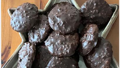 Bild: Bettina Knorr, exb
Mit Schokoglasur überzieht die Weidenerin Bettina Knorr ihre selbst gemachten Lebkuchen.