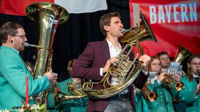 Bild: Gube, Marina
Thomas Müller bei der Unterstützung für das Jugendbalsorchester aus Nabburg.