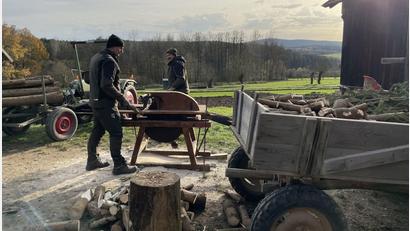 Bild: Eva Gröninger/Freilandmuseum Oberpfalz/exb
Das Freilandmuseum Oberpfalz zeigt Winterarbeiten. Außerdem gibt es einen Wintermarkt mit Lebkuchen, Adventskränzen, Kerzen und Kräuterprodukten.