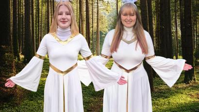 Bild: exb; Hilfe für Anja/Michael Sporrer
Erstmalig erscheinen auf dem „etwas anderen Adventsmarkt“ Engel (von links: Jana Kausler, Kathrin Sporrer) mit einer berührenden Friedensbotschaft und haben für die Kinder liebevolle kleine Geschenke im Gepäck.