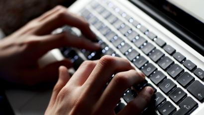 Bild: Karl-Josef Hildenbrand/dpa
Der verstärkte Einsatz von KI könnte laut der Studie das Bruttoinlandsprodukt jährlich um 0,8 Prozentpunkte wachsen lassen.