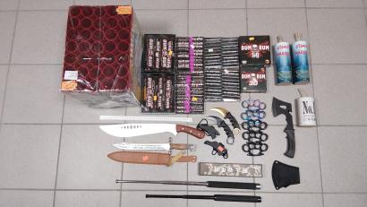 Bild: Bundespolizei
Die Bundespolizei Waidhaus hat ein Trio mit Waffen und Pyrotechnik gestoppt.