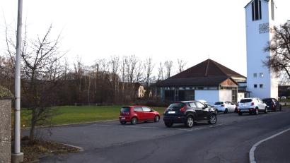 Bild: fz
Der Julius-Meister-Weg oberhalb der Kirche wird Fuß- und Radweg. Der Platz, auf dem jetzt die Autos parken, wird multifunktional, auf der Wiese unterhalb barrierefreie Parkplätze mit Zugang zum Friedhof. Zufahrt über eine neue Straße (bisher Feldweg) unterhalb der Kirche.