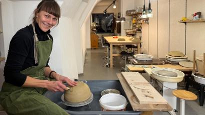 Bild: Petra Hartl
Stefanie Heinl hat sich mit ihrer Töpferwerkstatt "Du und Ton Heinl" selbstständig gemacht. Ob bei Töpferkursen kreativ werden und selbst Geschirr herstellen oder sich von Skulpturen begeistern lassen – hier ist viel möglich.