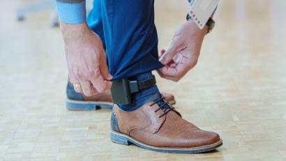 Bild: Andreas Arnold/dpa
Die elektronische Fußfessel soll bei gewalttätigen Ex-Partnern oder Angehörigen ein Signal senden, wenn sich der Täter - bewusst oder unbewusst - dem Opfer nähert. (Symbolbild)