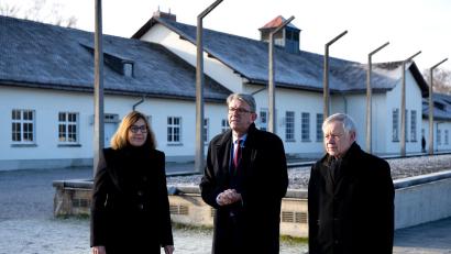 Bild: Sven Hoppe/dpa
Kulturstaatsminister Wolfram Weimer (M.) hat die KZ-Gedenkstätte in Dachau besucht.