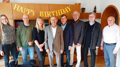 Bild: fpoz
Zu Josef Bäumlers (Vierter von links) Geburtstag gratulierten (von links) Enkelin Rosalie, Sohn Matthias, Tochter Carolin, Sohn Gerald, Zweiter Bürgermeister Helmut Härtl, Stadtpfarrer Bernd Philipp und der Seniorenbeauftragte der Stadt Waldershof, Gerhard Weber.