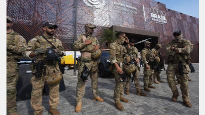 Bild: Andre Penner/AP/dpa
Schwer bewacht: Sicherheitspersonal steht an einem Eingang zur Weltklimakonferenz COP30.