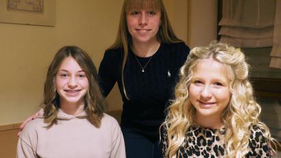 Bild: kek
Liliana Deinzer (rechts) ist das neue Auerbacher Christkind. Aurora Kleinlein (links) begleitet sie als Engel. Beide werden von Marin Brütting (Mitte) betreut.