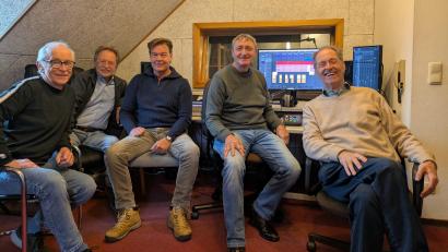 Bild: pz
Im Studio der Spektrum-Medienagentur in Lohnsitz bei Tirschenreuth, von links Reinhard Mährländer, Thomas Frister, Volker Bengl, Arnold Völkl und Dietmar Kiermaier.