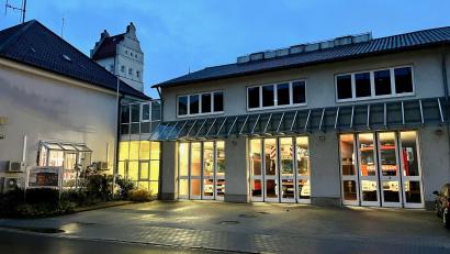 Archivbild: Gabi Schönberger
Noch brennt bei der Feuerwache in der Weidener Landgerichtsstraße Licht. Doch das Gebäude ist längst zu klein. Die Stadt ringt seit Jahren mit der Frage, wo ein Neubau entstehen kann.