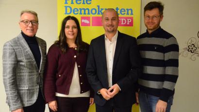 Bild: Kunz
Reinhold Wildenauer, Sandra Pauly, Florian Vogel und Christoph Skutella ziehen als Führungsquartett der Weidener Liberalen in den Kommunalwahlkampf.
