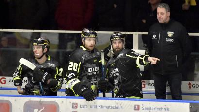 Bild: Hubert Ziegler
Diskussionsbedarf auf der Bank des ERSC Amberg: Kevin Lavallee (Zweiter von links) steht künftig als Trainer an der Bande des ERSC Amberg.