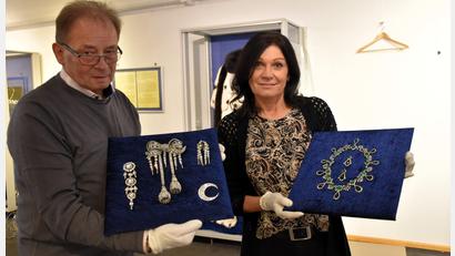 Bild: ubb
Kurator Jürgen Zabel und Museumsleiterin Marion Papsch halten die Repliken jener Juwelen in Händen, die im Original kürzlich auf spektakuläre Weise im Louvre gestohlen wurden.