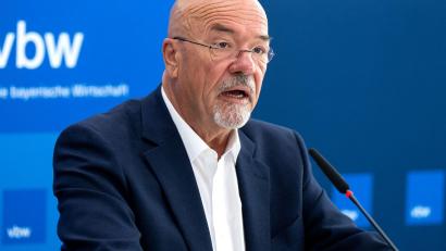 Bild: Sven Hoppe/dpa
Wolfram Hatz, der Präsiden der vbw, sieht die Lage weiter kritisch. (Archivbild)