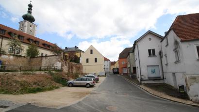 Bild: Bernhard Piegsa
Seit Jahren war die Umgestaltung der oberen Reinwaldstraße zu einem Stadtplatz beschlossene Sache. Nun will die CSU-Fraktion aber der nördlichen Bahnhofstraße Priorität einräumen.