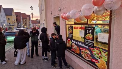 Bild: Tobias Gräf
Dieses Bild wurde kurz vor 17 Uhr geschossen. Im Imbiss ist es gestopft voll und die Schlange reicht aus dem Laden heraus bis zur Straße. Später, gegen halb acht Uhr, standen die Menschen schon auf Höhe der Kneipe Schmiede.