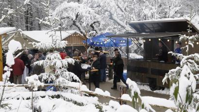 Archivbild: Petra Hartl
Besonders romantisch ist der forstliche Weihnachtsbasar auf dem Mariahilfberg bei Schnee.