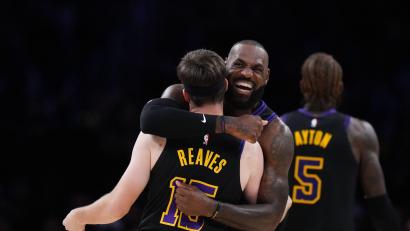 Bild: Jae C. Hong/AP/dpa
LeBron James hatte viel Spaß bei seinem Comeback.