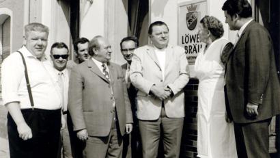 Bild: CSU Grafenwöhr
Dreimal besuchte der Parteivorsitzende Franz Josef Strauß Grafenwöhr, so hier vor dem Hotel zur Post.