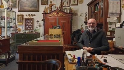 Bild: Stephanie Hladik
Der Abschied aus der Altstadt fällt schwer. Markus Rothballer schließt nach 25 Jahren das familiengeführte Antiquitätengeschäft am Unteren Markt in Weiden. Der Pachtvertrag wurde nicht verlängert.