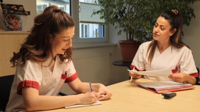 Bild: olr
Ivana Pavicic (links) und Aydin Mürüvvet bei der Übergabe: Hier wird besprochen, was passiert ist – und was wichtig werden könnte.