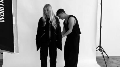 Bild: Vincent Schweiger
Vincent Schweiger bei einem Fotoshooting: Der Amberger studiert Modedesign und hat nebenbei sein eigenes, kleines Label.