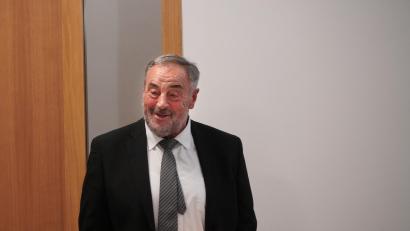 Bild: fvo
Der Waldthurner Bürgermeister Josef Beimler bei seiner letzten Bürgerversammlung als Bürgermeister.