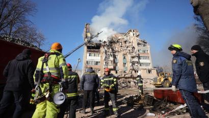 Bild: Rostyslav Kovalchuk/AP/dpa
In der westukrainischen Stadt Ternopil sind bei einem russischen Luftangriff viele Menschen getötet und Dutzende verletzt worden.