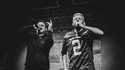 Bild: Vogelsang Pictures
Rapper Feel.ikx (rechts) tritt regelmäßig auch mit seinen "Homies" auf.