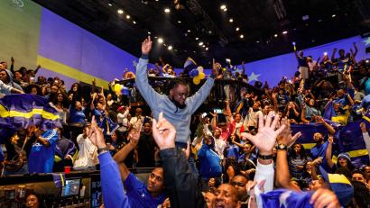 Bild: Marco Van Der Caaij/ANP/dpa
Die Fans der Insel-Auswahl feierten den Moment für die Geschichtsbücher.