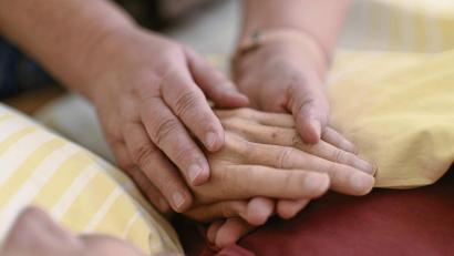 Symbolbild: Felix Kästle/dpa
Ein assistierter Suizid ist auch in Deutschland möglich.