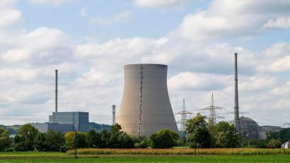 Bild: Peter Kneffel/dpa
Bei den Rückbauarbeiten am stillgelegten Kernkraftwerk Isar 2 hat es eine Panne gegeben. (Archivbild)