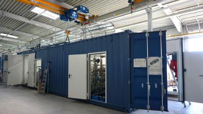 Archivbild: jut
Ein Blick in die Produktionshalle in Tirschenreuth: Die Firma Völkl Motorentechnik stellt unter anderem besondere Containeranlagen her.