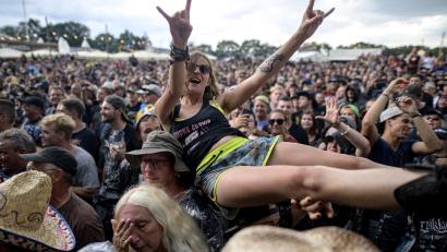 Symbolbild: Axel Heimken/dpa
Das Meadow-Festival wurde immer wieder "Klein-Wacken von Süddeutschland" genannt. Das Metal-Festival wurde für 2026 abgesagt, wie es danach weitergeht ist unklar.