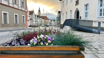 Bild: Gabi Schönberger
Die Gestaltung des Stadtplatzes ist viel diskutiertes Thema in Neustadt/WN. Die Sanierung des schadhaften Pflasterbelags dauert nun schon über 10 Jahre. Geht die Stadt das richtig an, können sie und die Bürger davon profitieren.