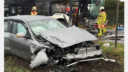 Bild: Guido Bludau/dpa
Der Bus und das Auto wurden bei dem Zusammenprall stark beschädigt.