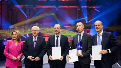 Bild: Carsten Koall/dpa
Der Deutsche Zukunftspreis ging in diesem Jahr an das Team „Kraftpaket fürs Klima - Fernverkehr-Lkw mit Wasserstoff elektrisch betreiben.