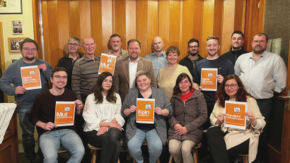 Bild: Freie Wähler Plößberg
Im Bild hinten von links nach rechts: Georg Krapfl (Schönkirch), Hans Klupp (Schönficht), Michael Ebenhöch (Wildenau), Franz Wittmann (Schönkirch), Hubert Schicker (Landratskandidat), Christian Wittmann (Wildenau), Doris Legat (Plößberg, Dreihöf), Konstantin Franz (Schönficht), Christoph Reichl (Liebenstein), Laurin Helm (Beidl, Albernhof), Martin König (Beidl). Vorne (von links nach rechts): Niklas Zölch (Liebenstein), Anna Klupp (Schönficht), Bettina Krapfl (Bürgermeisterkandidatin, Plößberg), Nicole Wolfrum-Krämer (Dürnkonreuth, Liebenstein), Carola Ertl (Plößberg).