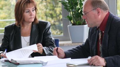 Bild: Hirsch
Bei Kreiswahlleiterin Anite Plank (links) liefen zuletzt die Fäden für die Kommunalwahlen zusammen. Nach über 30 Jahren Tätigkeit am Landratsamt Schwandorf geht die Abteilungsleiterin nun in den Ruhestand.