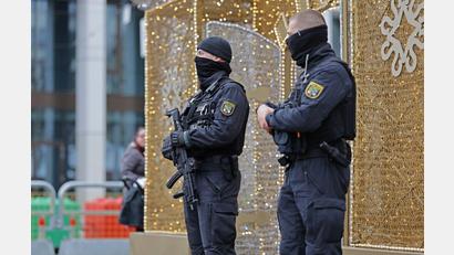 Bild: Matthias Bein/dpa
Brauchtum unter Polizeischutz: Polizisten sichern die Eröffnung vom Magdeburger Weihnachtsmarkt.