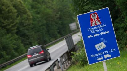 Bild: picture alliance / dpa
In Österreich kann die Vignette ab 1. Dezember 2026 nur noch digital erworben werden. (Archivbild)